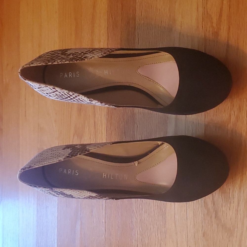 Paris Hilton closed-toe pumps, black upper, snakeskin-patterned heel cup Size 7